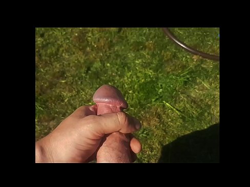 ❤️ Vroča lepotica dobi svojo rožnato pičko, ki jo jebe, in se zraven cmeri s curkom na poletnem vrtu ️❌ Anal video na sl.pornolemon.ru ❌❤